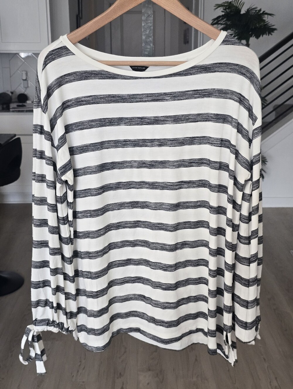 Ann Taylor Striped Long Sleeve Tie Sleeve Top White Black Relaxed Fit Medium